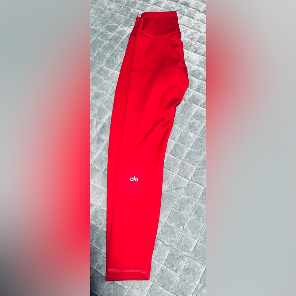 alo 7/8 high waist leggings and bold red. Size M.
Worn once-perfect condition.
